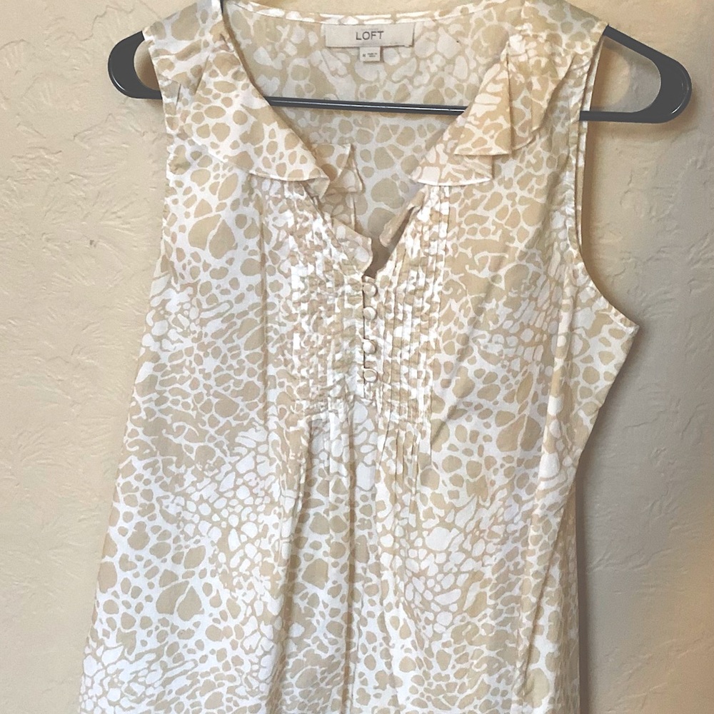 Loft Sz M light weight sleeveless blouse.